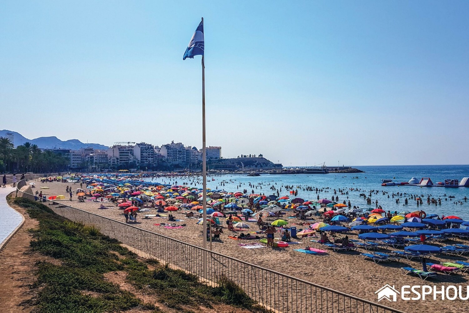 2022 metais Ispanijos paplūdimiuose plevėsuos daugiau nei šeši šimtai mėlynųjų vėliavų